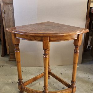 Petite table d'angle